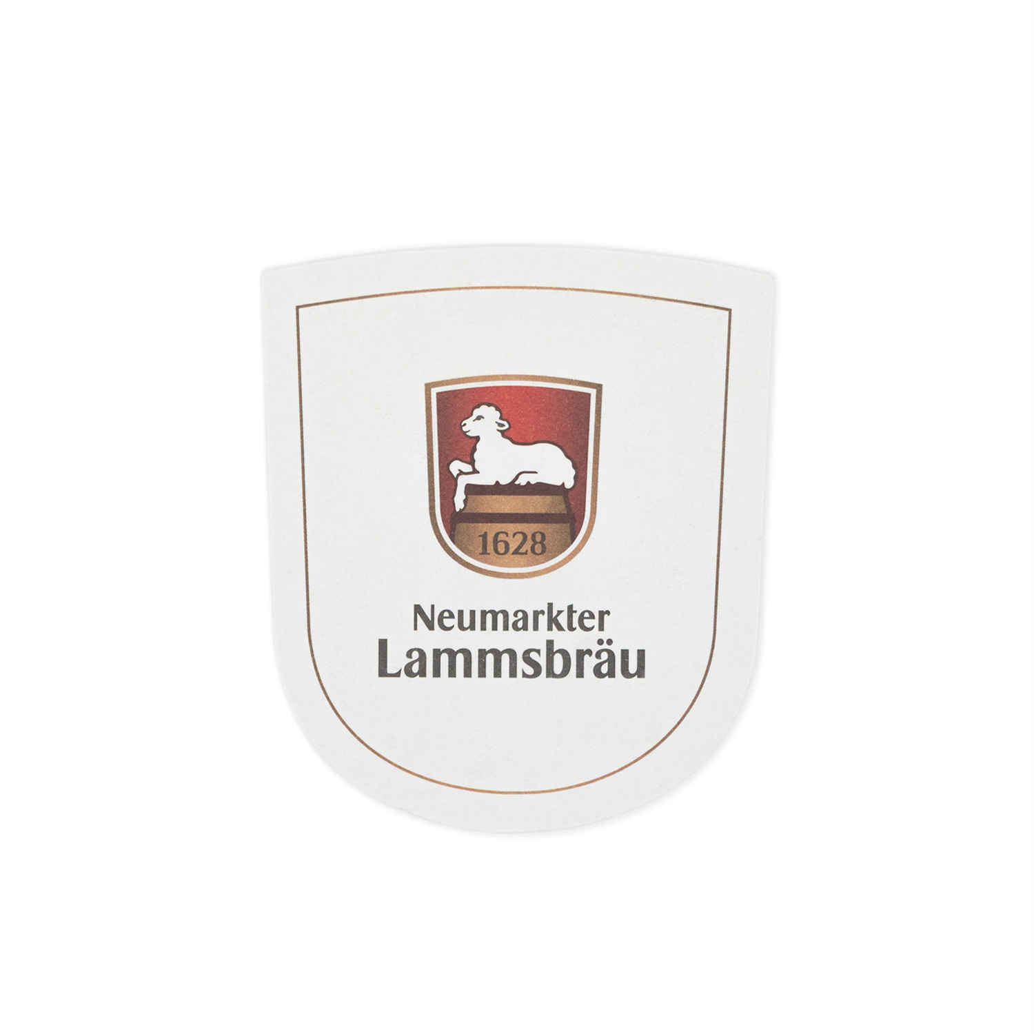 Weißer wappenförmiger Bierdeckel auf weißem Hintergrund mit cremefarbenem Rand. In der Mitte das farbige Neumarkter Lammsbräu-Wappen: ein weißes Lamm auf rotem Hintergrund, darunter ein brauner Fassboden mit der Jahreszahl 1628 und goldenem Rahmen. Darunter verläuft zweizeilig der schwarze Schriftzug „Neumarkter Lammsbräu".