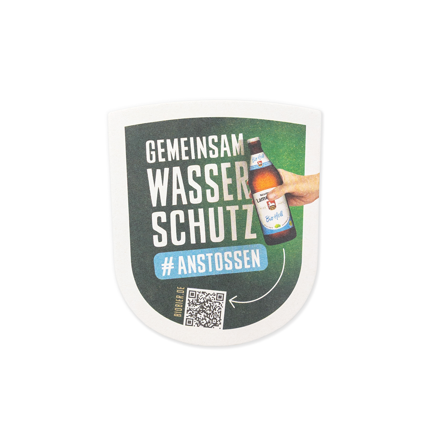 Wappenförmiger Bierdeckel auf weißem Hintergrund. Die obere Hälfte zeigt auf dunkelgrünem Hintergrund den weißen Text „GEMEINSAM WASSERSCHUTZ" und das Hashtag „#ANSTOSSEN". Daneben eine fotografierte Hand, die eine dunkelbraune Neumarkter Lammsbräu-Bierflasche mit hellem Etikett hält. Unten links befindet sich ein schwarzer QR-Code mit der Aufschrift „BIOBIER.DE".