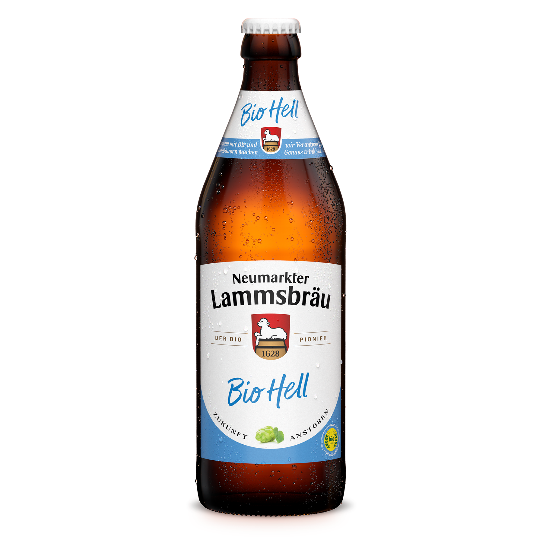 Eine braune Glasflasche mit weißem und blauem Etikett gefüllt mit goldenem Bier und Kondenswassertropfen. Das Etikett trägt den Schriftzug "Neumarkter Lammsbräu Bio Hell" mit dem roten Wappenschild (Lamm, 1628), sowie Hopfenabbildung und Text "Der Bio Pionier" und "Zukunft Anstoßen". Die Flasche ist in Frontalansicht vor weißem Hintergrund fotografiert.
