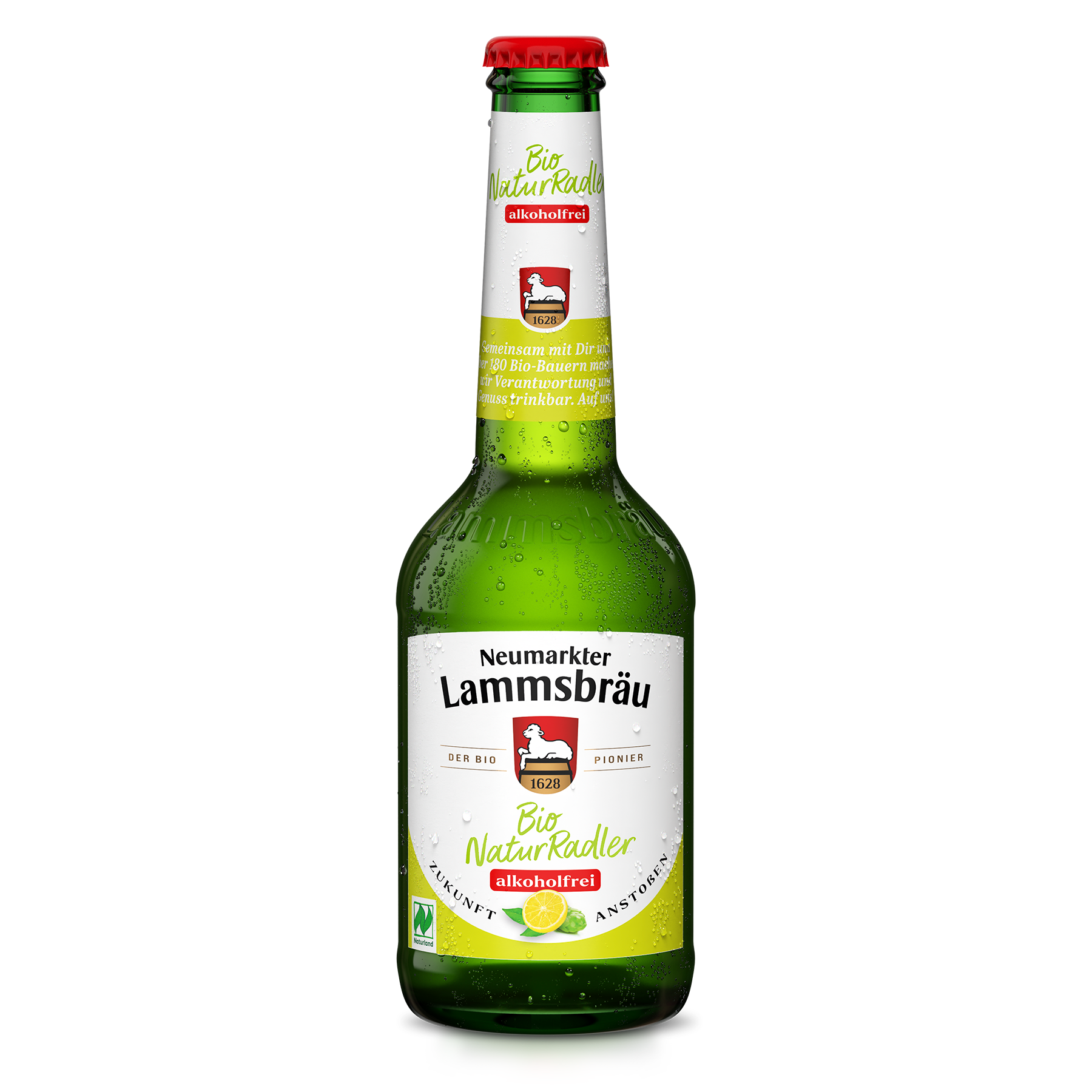 Eine grüne Glasflasche mit rotem Kronkorken und Kondenswassertropfen. Das Etikett trägt den Schriftzug "Neumarkter Lammsbräu Bio Naturradler alkoholfrei" in roter und grüner Schrift, das rote Wappenschild mit Lamm und Jahreszahl 1628, sowie die Aufschrift "Der Bio Pionier", Zitronenabbildung und Text "Zukunft Anstoßen". Die Flasche ist in Frontalansicht vor weißem Hintergrund fotografiert.