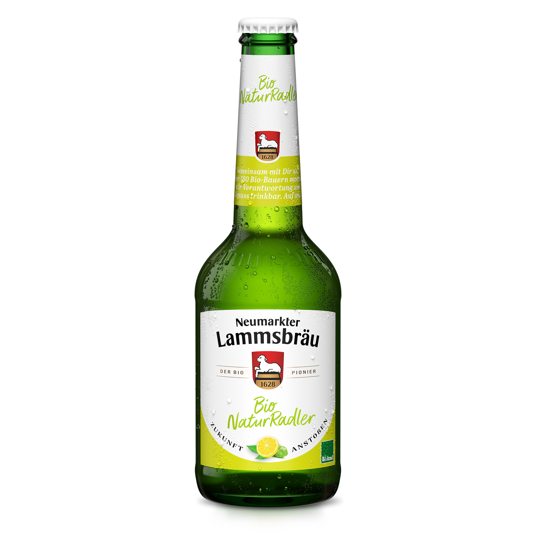 Eine grüne Glasflasche mit weißem Kronkorken und Kondenswassertropfen. Das Etikett trägt den Schriftzug "Neumarkter Lammsbräu Bio Naturradler" in grüner Schrift, das rote Wappenschild mit Lamm und Jahreszahl 1628, sowie die Aufschrift "Der Bio Pionier", Hopfenabbildung und Text "Zukunft Anstoßen". Die Flasche ist in Frontalansicht vor weißem Hintergrund fotografiert.