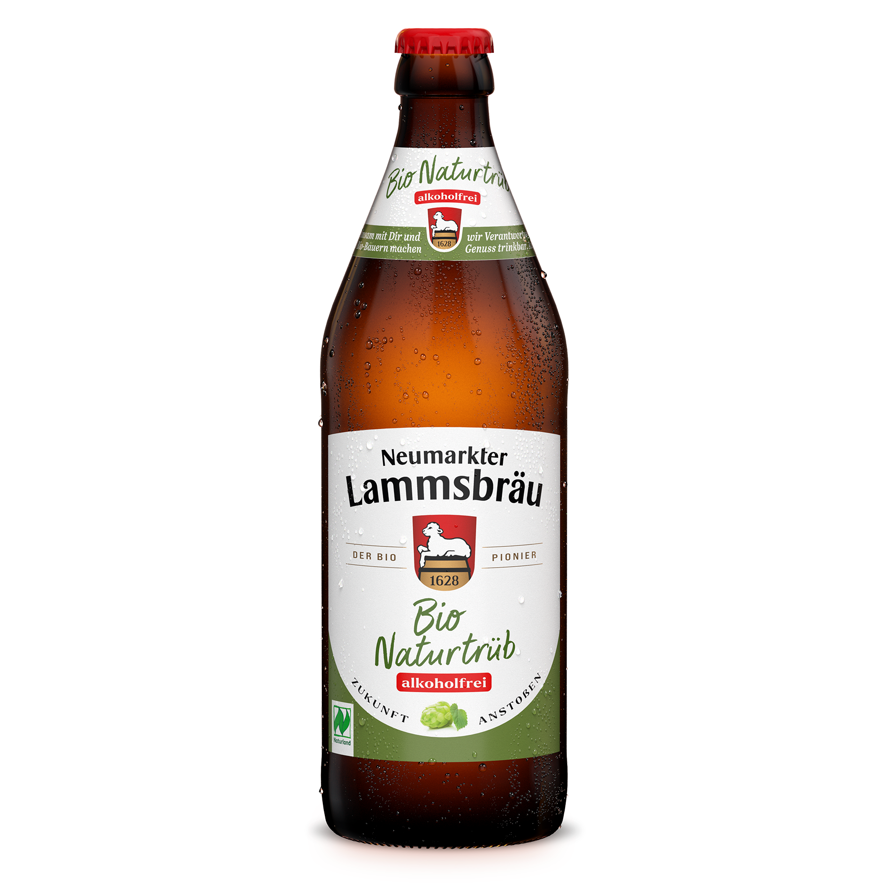 Eine braune Glasflasche mit weißem und grünem Etikett und Kondenswassertropfen. Das Etikett trägt den Schriftzug "Neumarkter Lammsbräu Bio Naturtrüb alkoholfrei" mit dem roten Wappenschild (Lamm, 1628), sowie Hopfenabbildung und Text "Der Bio Pionier" und "Zukunft Anstoßen". Die Flasche ist in Frontalansicht vor weißem Hintergrund fotografiert.
