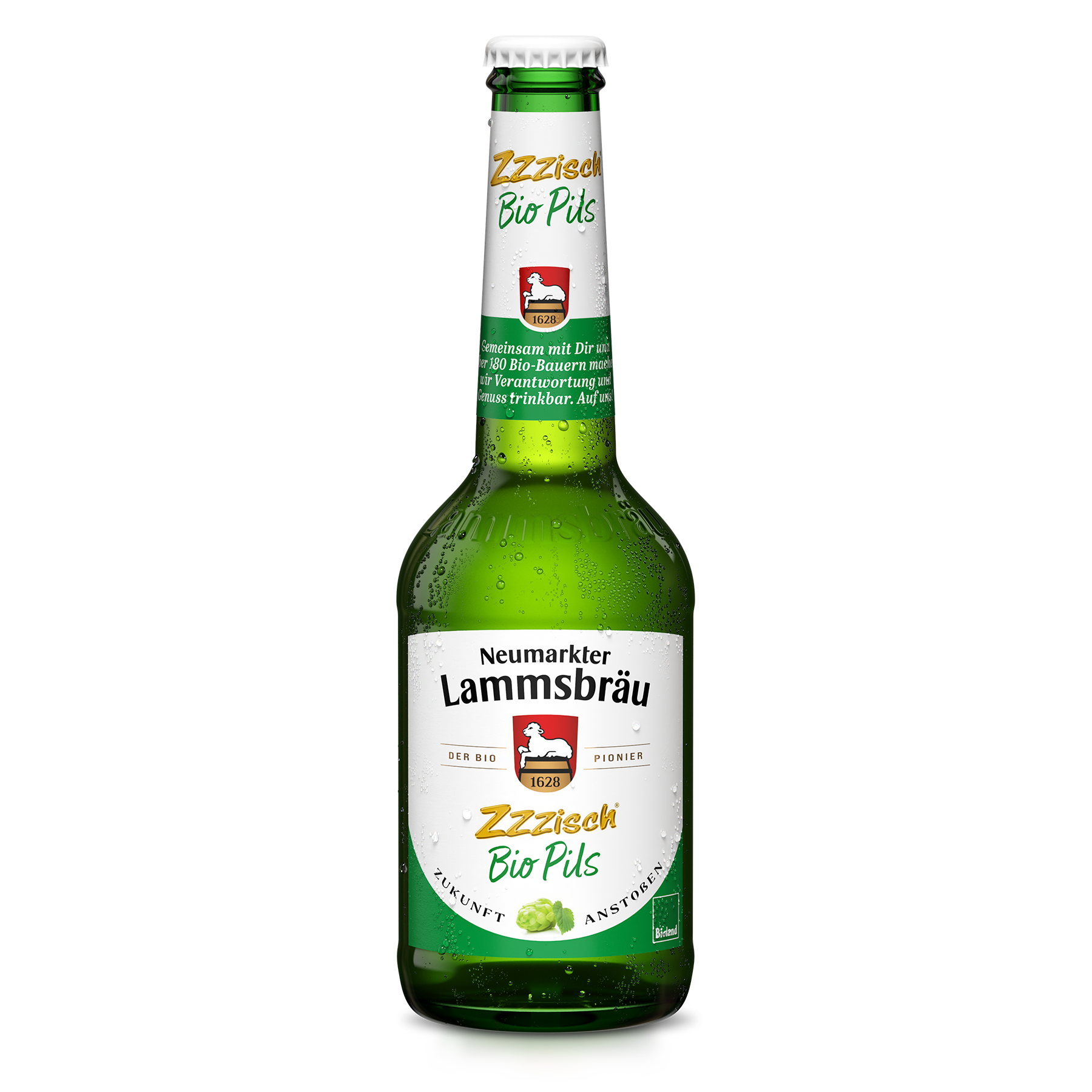 Eine grüne Glasflasche mit weißem Kronkorken und Kondenswassertropfen. Das Etikett trägt den Schriftzug "Neumarkter Lammsbräu Zzzisch Bio Pils" in gelber und grüner Schrift, das rote Wappenschild mit Lamm und Jahreszahl 1628, sowie die Aufschrift "Der Bio Pionier", Hopfenabbildung und Text "Zukunft Anstoßen". Die Flasche ist in Frontalansicht vor weißem Hintergrund fotografiert.