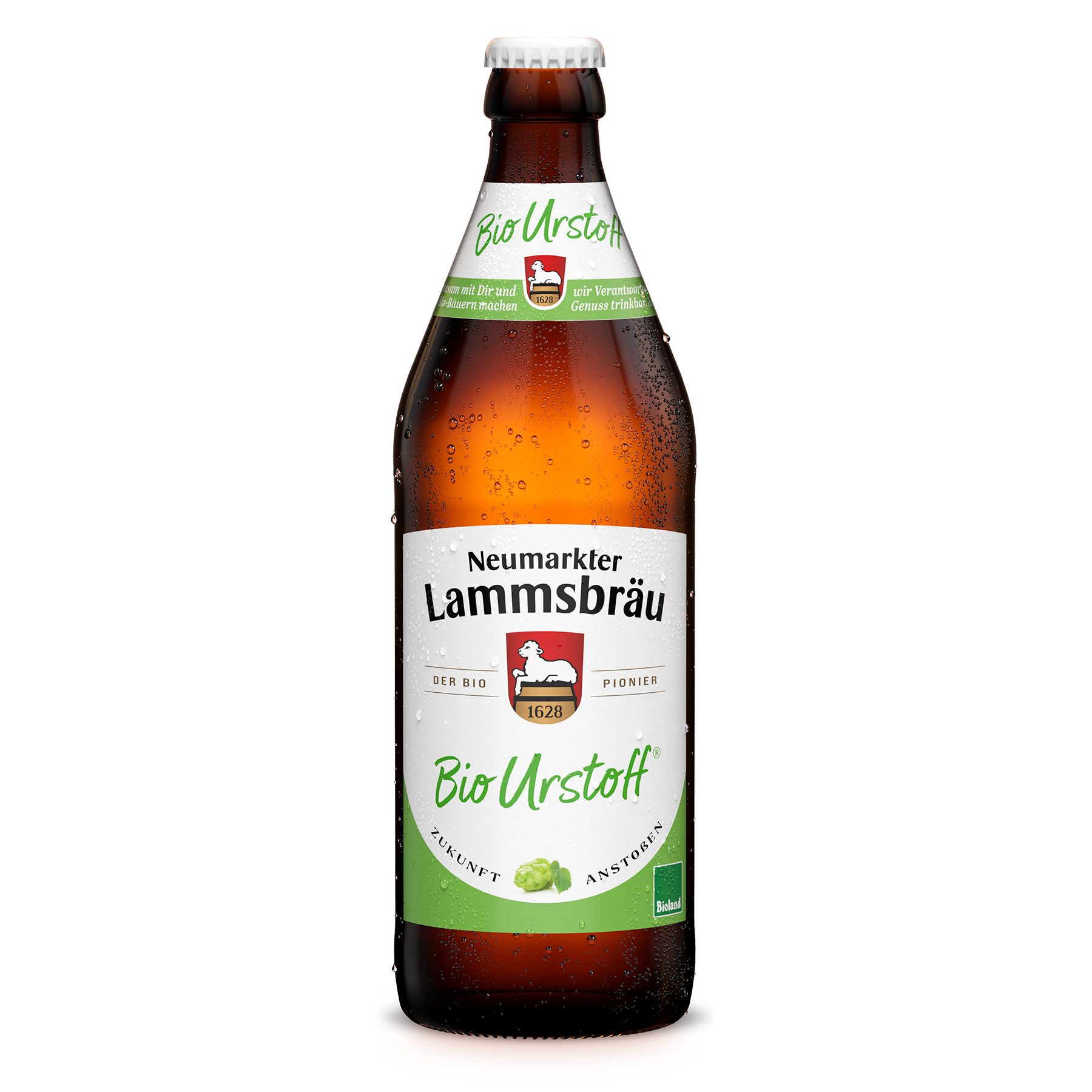 Eine braune Glasflasche mit weißem und grünem Etikett und Kondenswassertropfen. Das Etikett trägt den Schriftzug "Neumarkter Lammsbräu Bio Urstoff" mit dem roten Wappenschild (Lamm, 1628), sowie Hopfenabbildung und Text "Der Bio Pionier" und "Zukunft Anstoßen". Die Flasche ist in Frontalansicht vor weißem Hintergrund fotografiert.