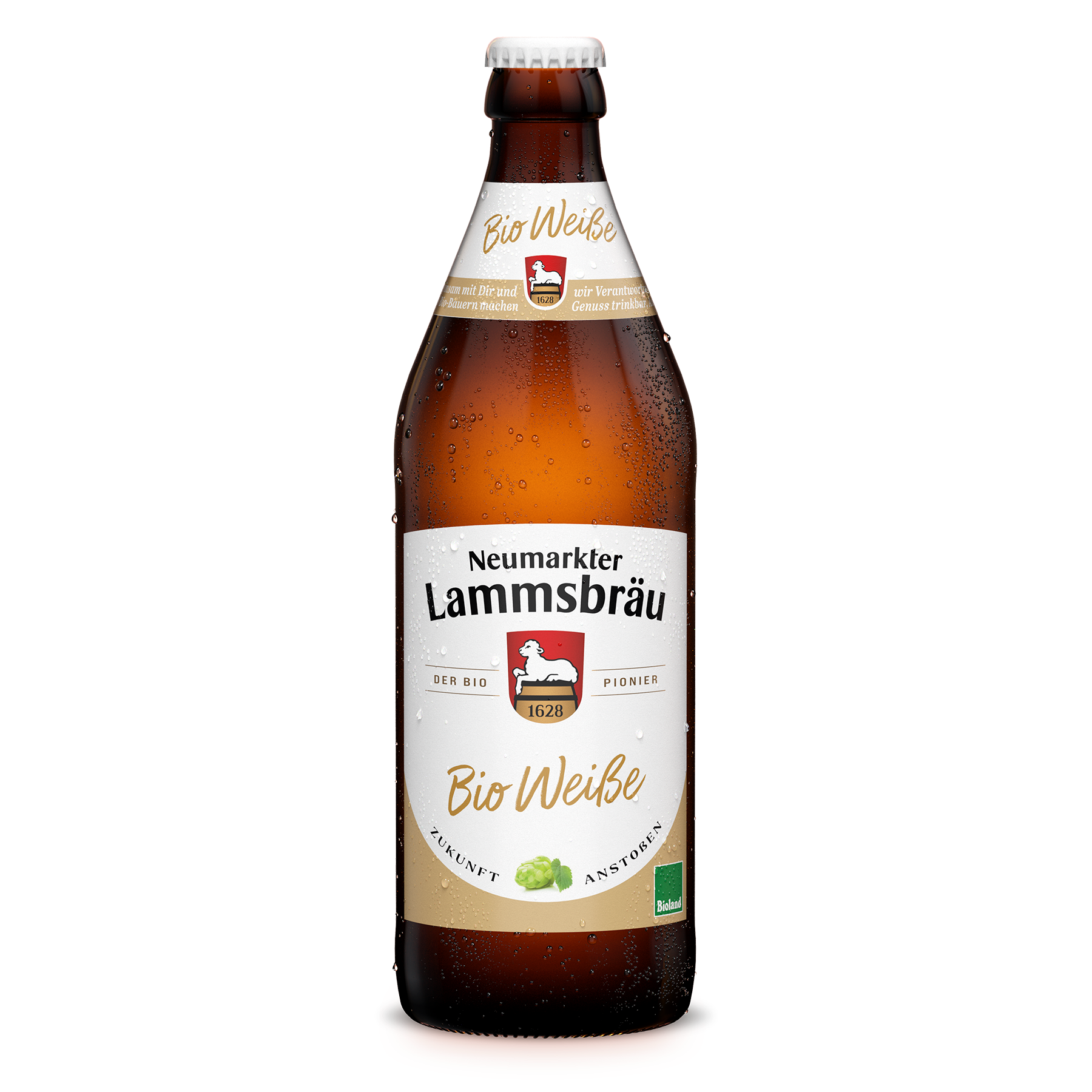 Eine braune Glasflasche mit weißem und beigen Etikett  und Kondenswassertropfen. Das Etikett trägt den Schriftzug "Neumarkter Lammsbräu Bio Weiße" mit dem roten Wappenschild (Lamm, 1628), sowie Hopfenabbildung und Text "Der Bio Pionier" und "Zukunft Anstoßen". Die Flasche ist in Frontalansicht vor weißem Hintergrund fotografiert.