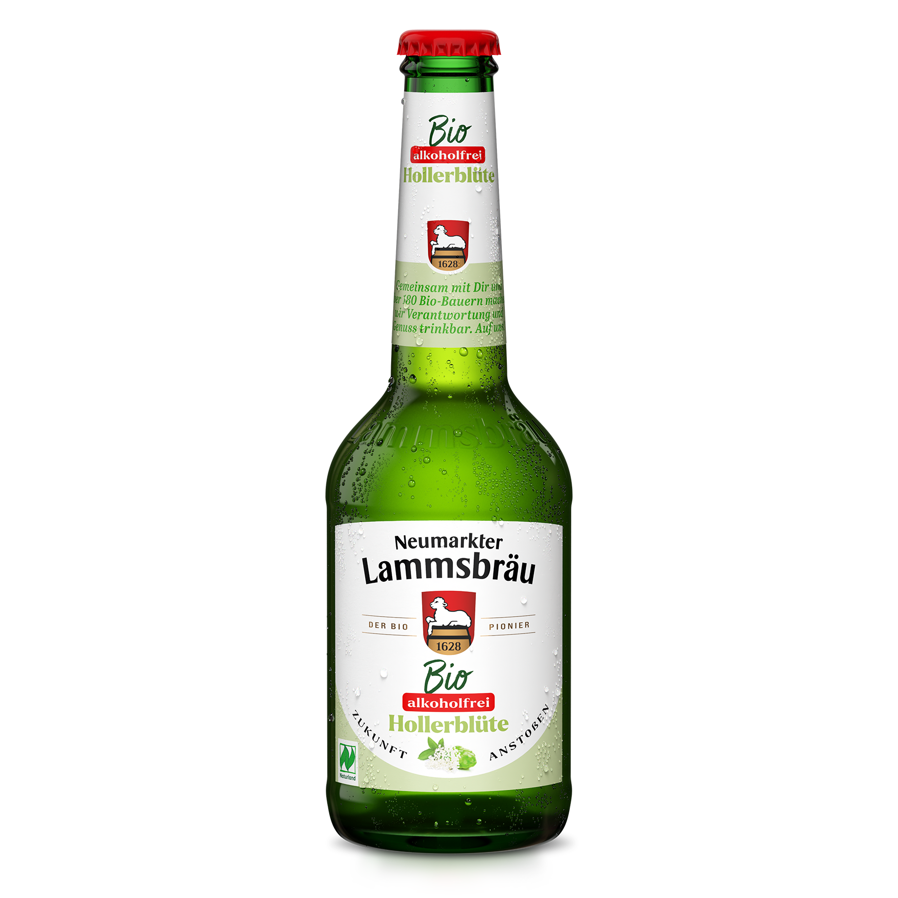 Eine grüne Glasflasche mit rotem Kronkorken und Kondenswassertropfen. Das Etikett trägt den Schriftzug "Neumarkter Lammsbräu Bio Alkoholfrei Hollerblüte" in roter und grüner Schrift, das rote Wappenschild mit Lamm und Jahreszahl 1628, sowie die Aufschrift "Der Bio Pionier", Holunderabbildung und Text "Zukunft Anstoßen". Die Flasche ist in Frontalansicht vor weißem Hintergrund fotografiert.