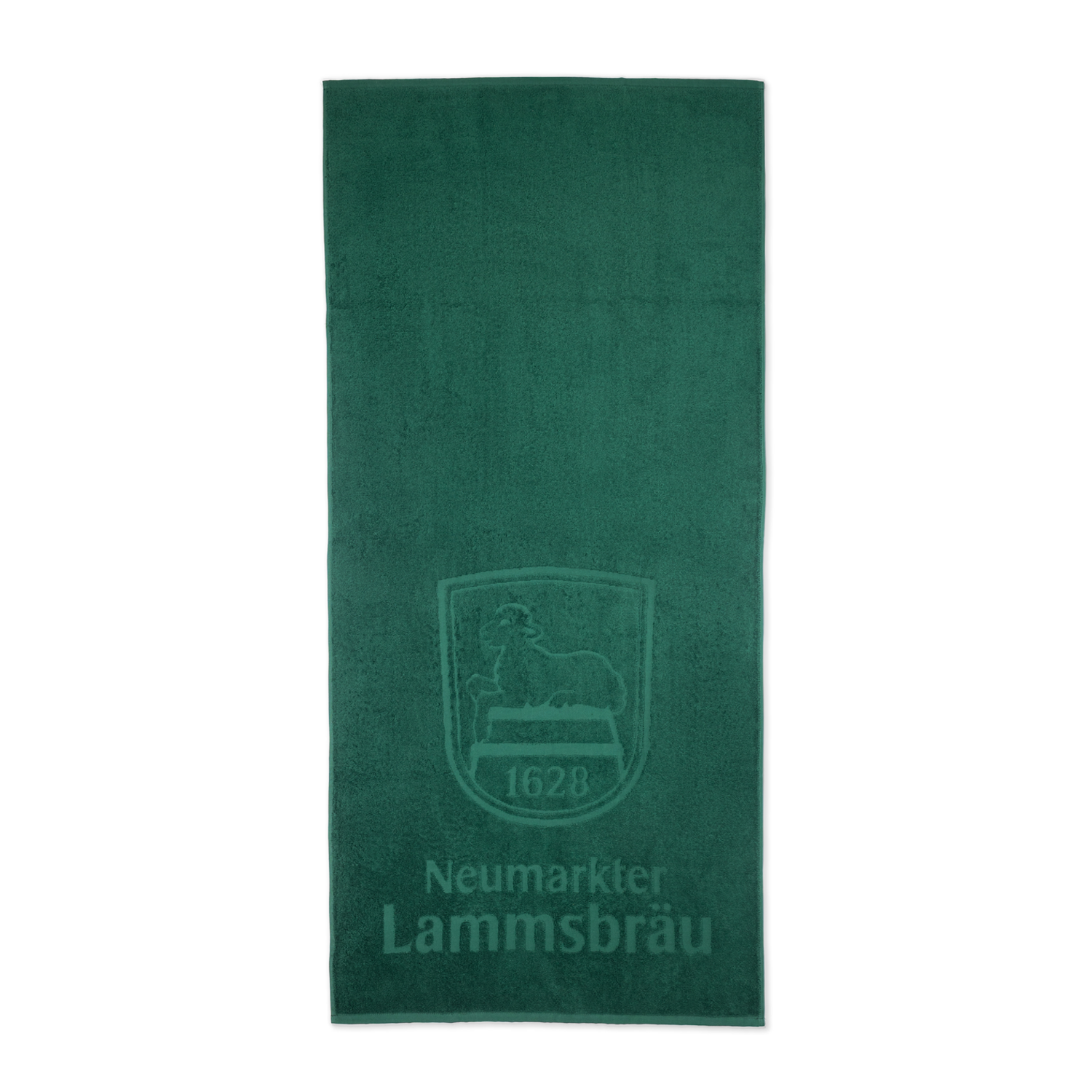Grünes Baumwoll-Handtuch in Hochformat auf weißem Hintergrund. In der unteren Hälfte ist das Lammsbräu-Wappen abgebildet. Darunter der Text "Neumarkter Lammsbräu".