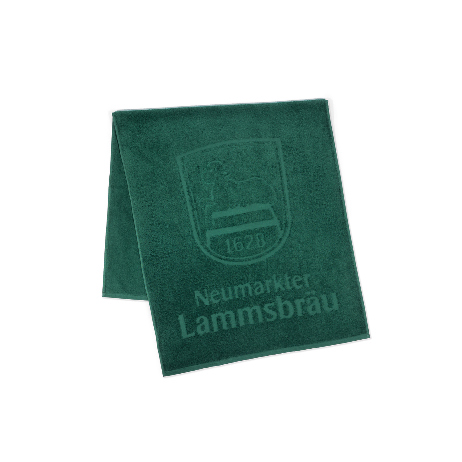 Grünes Baumwoll-Handtuch in Querformat auf weißem Hintergrund, leicht über die Kante des Bildes gelegt. Das Handtuch zeigt das Lammsbräu-Wappen in der Mitte, darunter der Text "Neumarkter Lammsbräu".