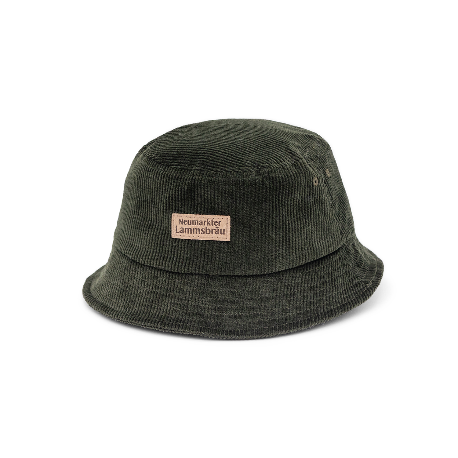 Grüne Cord-Bucket-Hat in Vorderansicht auf weißem Hintergrund. Der Hut zeigt die breite Krempe, die abgerundete Krone und das beige Leder-Label mit "Neumarkter Lammsbräu"-Schriftzug in der Hutmitte.