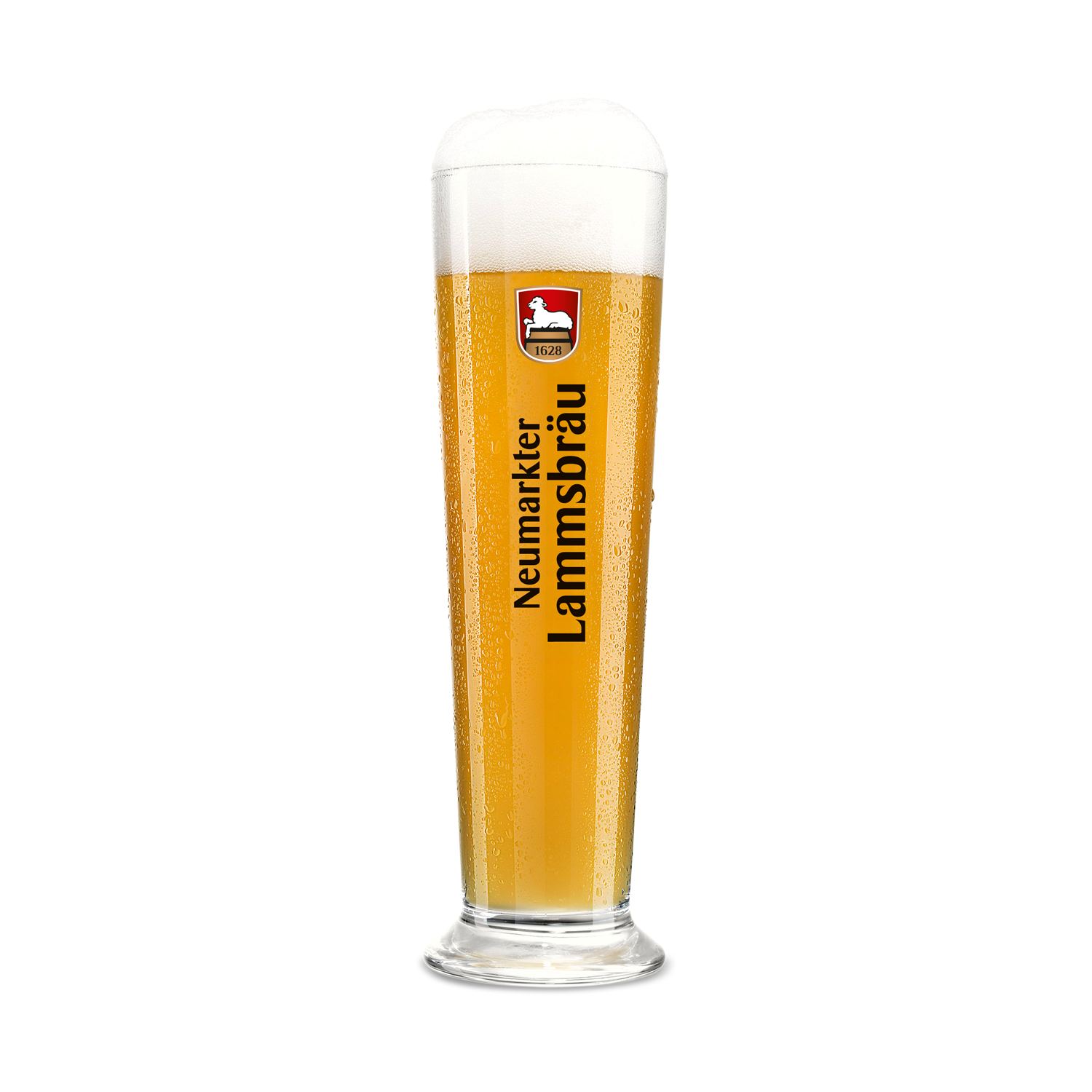 Ein hohes, schmales Bierglas gefüllt mit goldenem Bier und cremefarbener Schaumkrone. Das Glas trägt einen schwarzen Schriftzug „Neumarkter Lammsbräu" und oben das rote Wappenschild mit Lamm und Jahreszahl 1628. Die Aufnahme zeigt das Glas vor weißem Hintergrund in Frontalansicht.