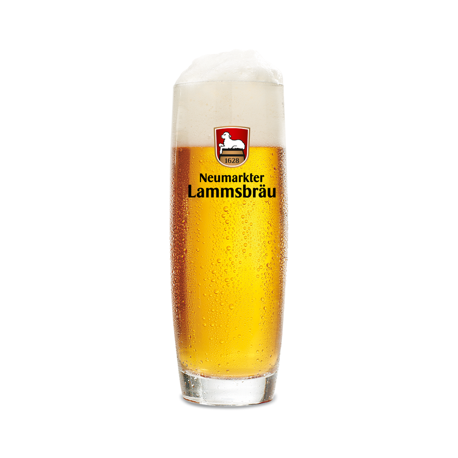 Hohes zylindrisches Lammsbräu-Bierglas in Vorderansicht auf weißem Hintergrund, gefüllt mit hellgelben Bier und einer weißen Schaumkrone oben. Das Glas trägt das rote Lammsbräu-Wappen mit weißem Lamm-Kopf, goldenen Rahmen und der Jahreszahl 1628. Darunter verläuft in schwarzer Schrift vertikal "Neumarkter Lammsbräu". Das Glas steht auf breitem Fuß mit glatter Oberfläche.