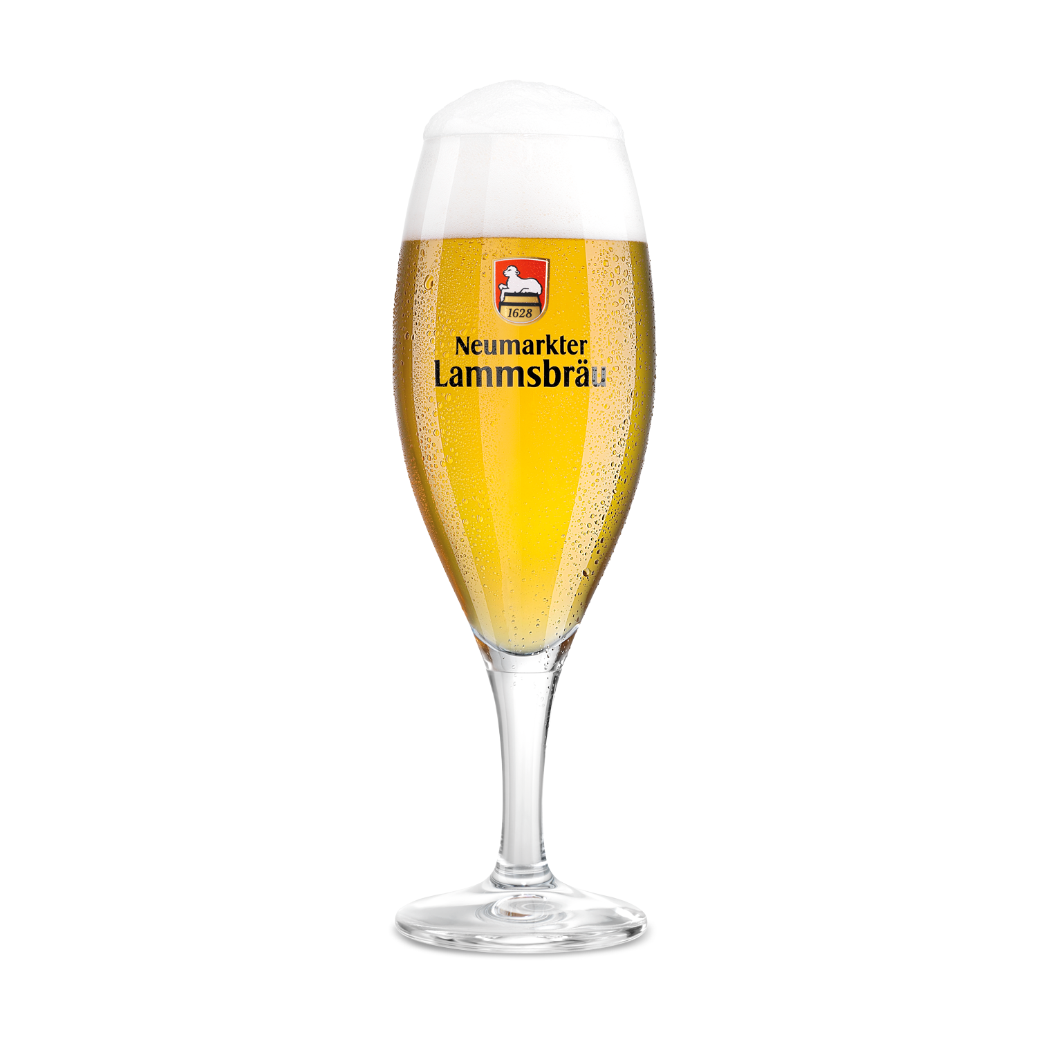 Tulpenförmiges Bierglas mit kurzem Stiel und Fuß in Vorderansicht auf weißem Hintergrund, gefüllt mit hellgoldenem Bier und einer weißen Schaumkrone. Auf der Außenseite des mit Kondenswasser beschlagenen Glases befindet sich das Neumarkter Lammsbräu-Logo mit rotem Wappenschild und schwarzem Schriftzug.