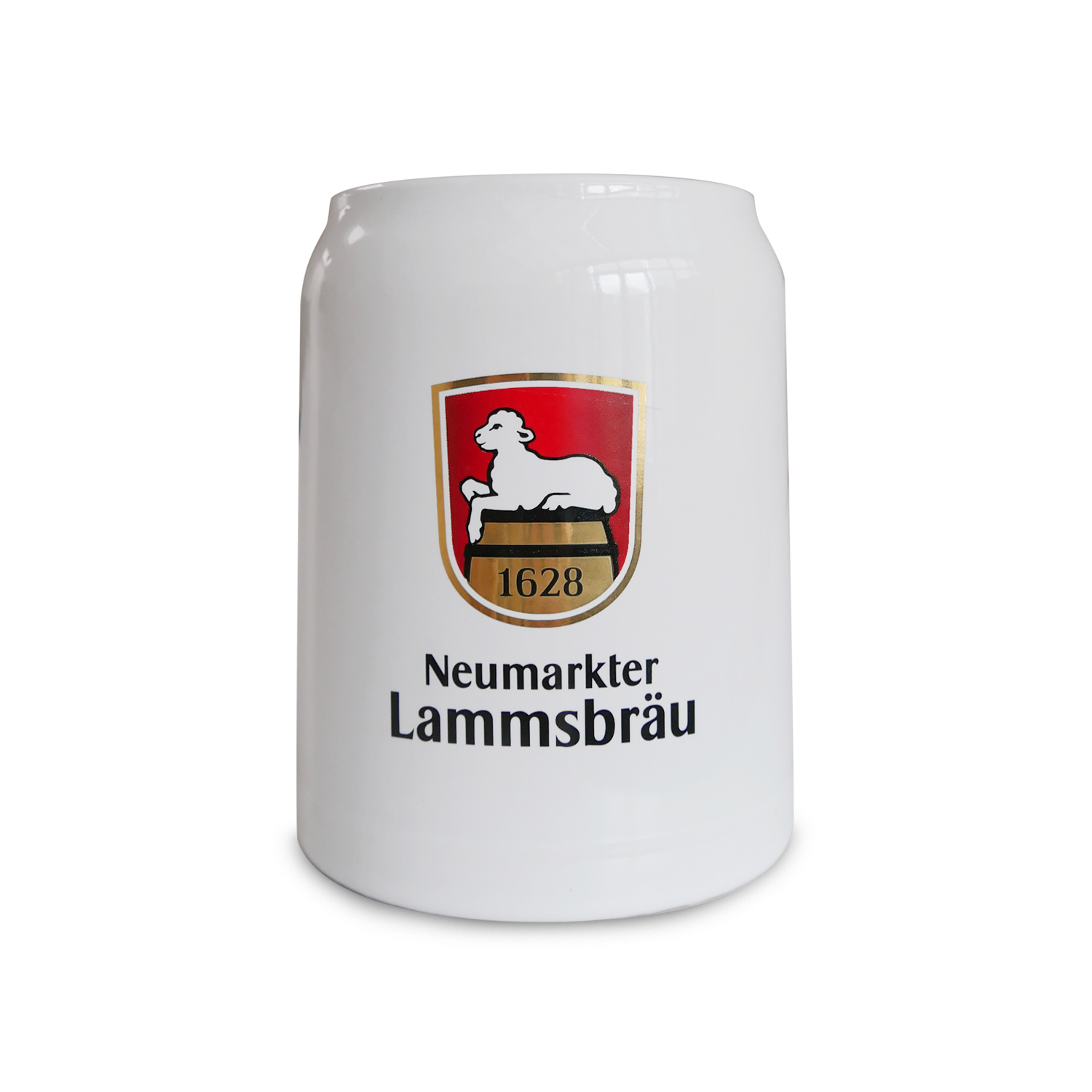 Weißer, glasierter Keramikkrug in Frontalansicht auf weißem Hintergrund. Auf der Vorderseite befindet sich das farbige Neumarkter Lammsbräu-Wappen mit einem weißen Lamm auf rotem Hintergrund und der Jahreszahl 1628, darunter der zweizeilige schwarze Markenschriftzug.