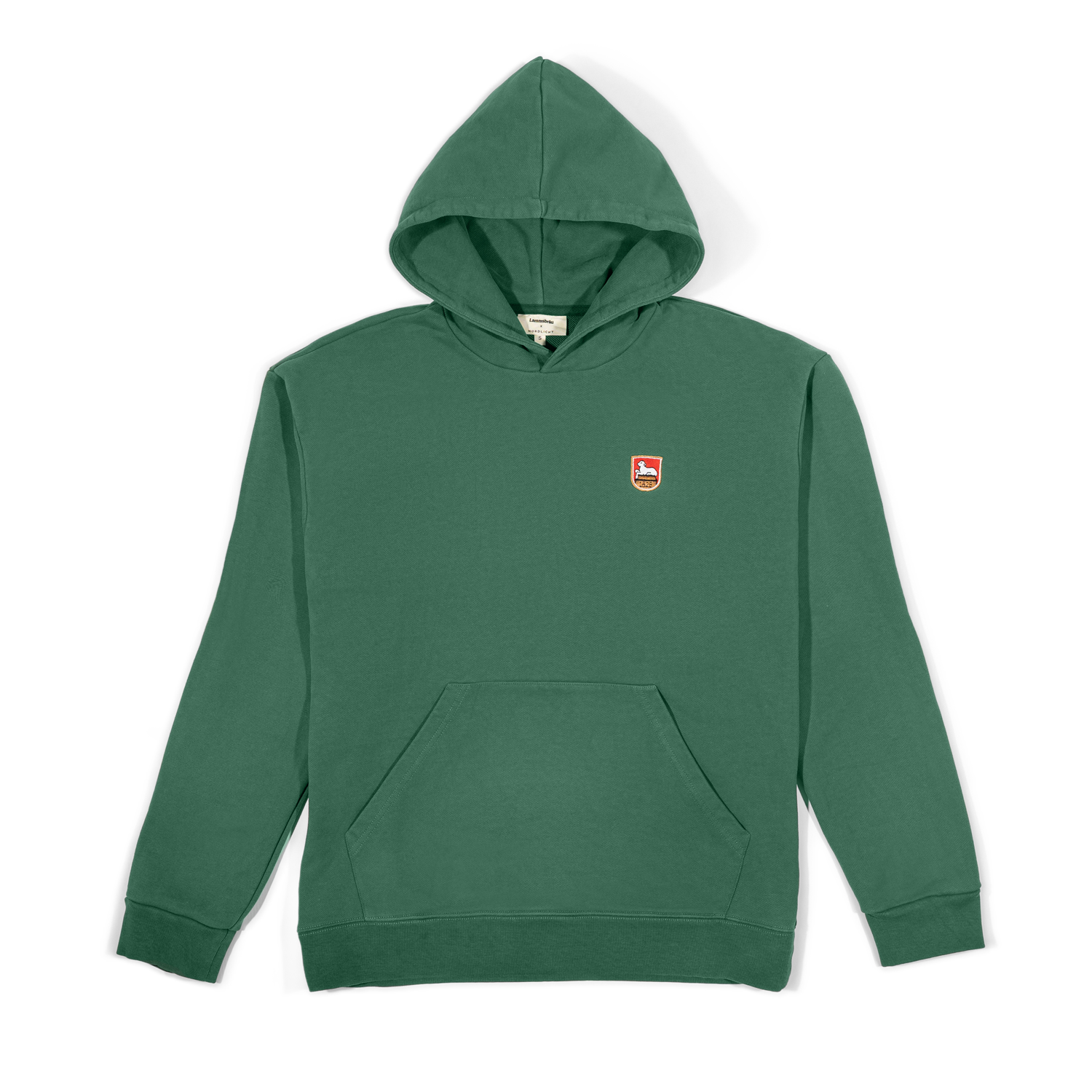Grünes Kapuzen-Sweatshirt in Vorderansicht auf weißem Hintergrund. Auf der linken Brustseite ist das kleine farbige Lammsbräu-Wappen aufgestickt. Die Kapuze ist oben, eine Bauchtasche und gerippte Bündchen sind sichtbar.