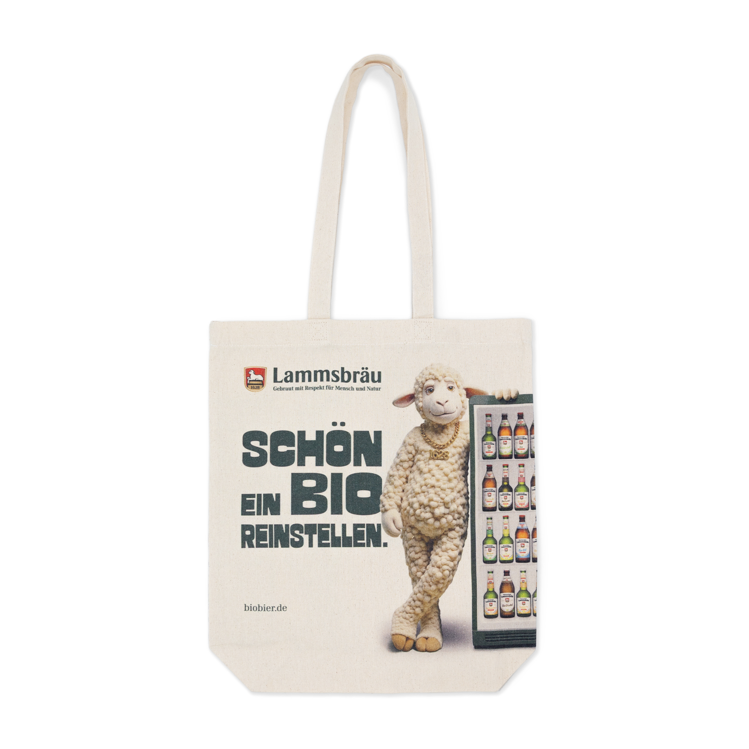 Cremefarbene Baumwolltasche in Vorderansicht auf weißem Hintergrund. Die Tasche zeigt das Lammsbräu-Logo oben links, den Text "SCHÖN EIN BIO REINSTELLEN" in der Mitte, ein beige-weißes Lamm mit lockigem Fell auf der linken Seite und eine Grafik mit verschiedenen Lammsbräu-Bierflaschentypen auf der rechten Seite. Oben ist der Text "Gebraut mit Respekt für Mensch und Natur" sowie "biobier.de" unten sichtbar. Die Tasche hat zwei lange cremefarbene Henkel.