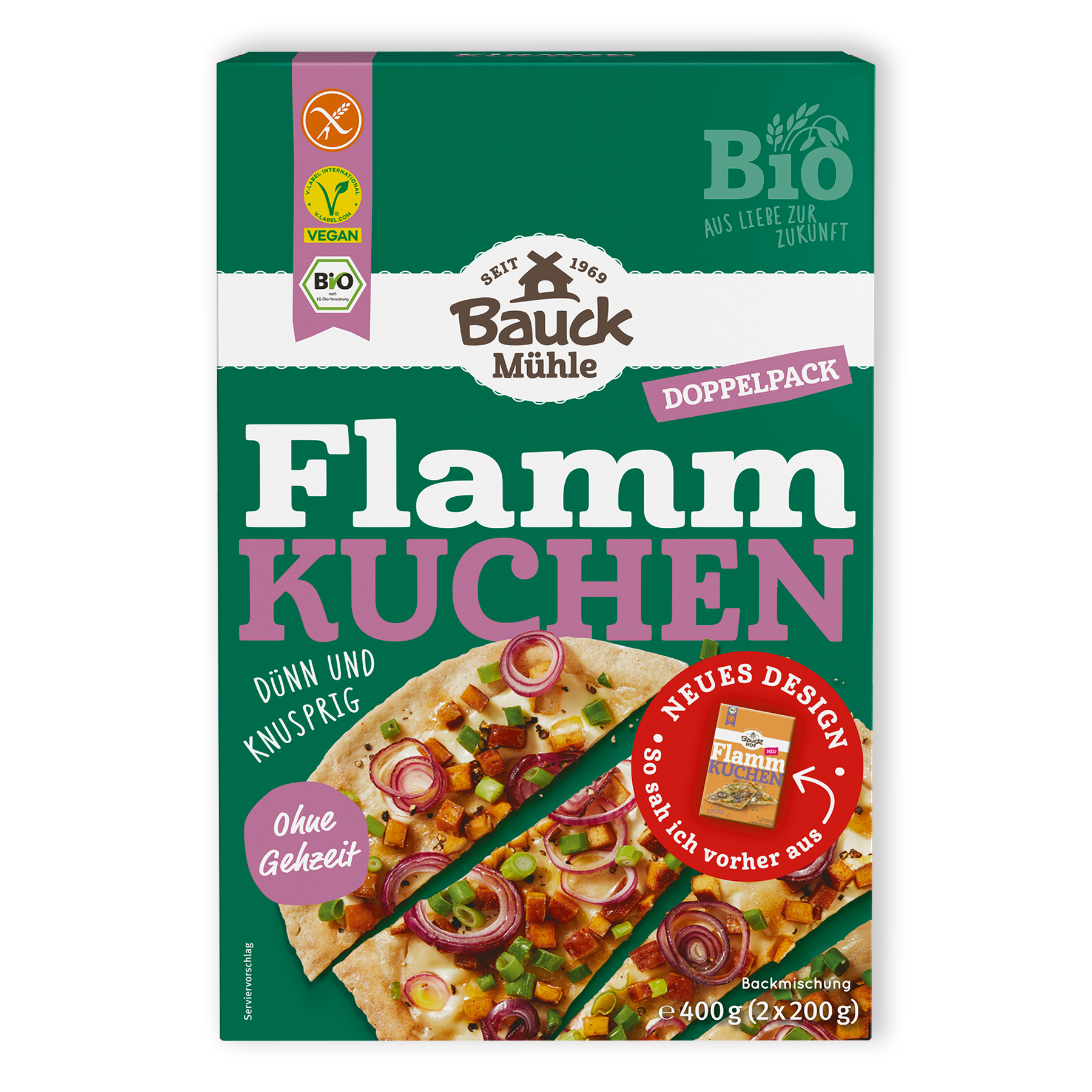 Packung "Flammkuchen Doppelpack" von Bauck Mühle in Vorderansicht auf weißem Hintergrund. Die dunkelgrüne Packung zeigt oben links Zertifikate für Glutenfrei, Vegan und Bio mit farbigen Bändern. Das Bauck Mühle-Logo ist zentral platziert. In großen weißen und pinken Buchstaben steht "Flamm KUCHEN". Das Produktfoto zeigt einen Flammkuchen mit würzigen Belägen. 