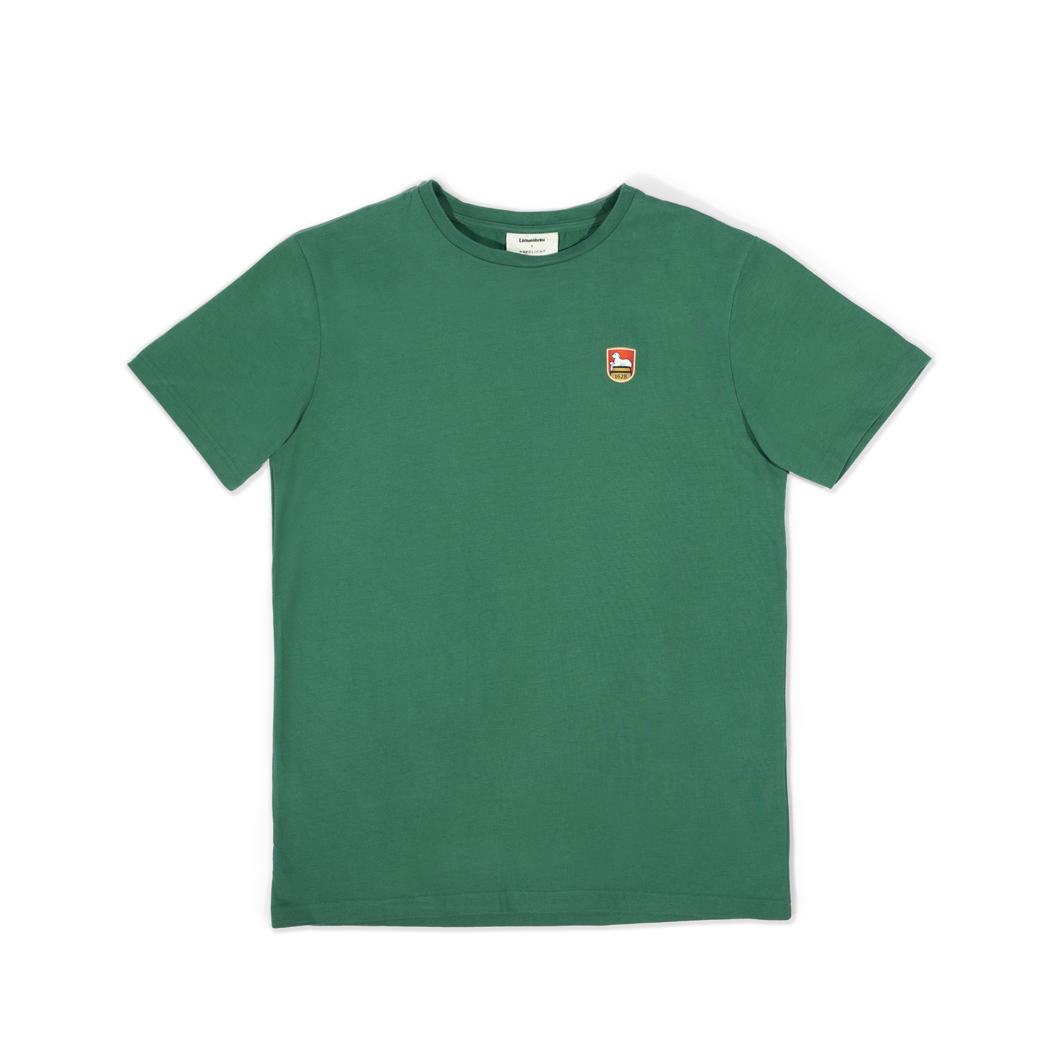 Grünes Kurzarm-T-Shirt in  Vorderansicht auf weißem Hintergrund. Auf der linken Brust ist ein kleines gedrucktes Lammsbräu-Wappen und im Nackenbereich ein helles Markenlabel sichtbar.