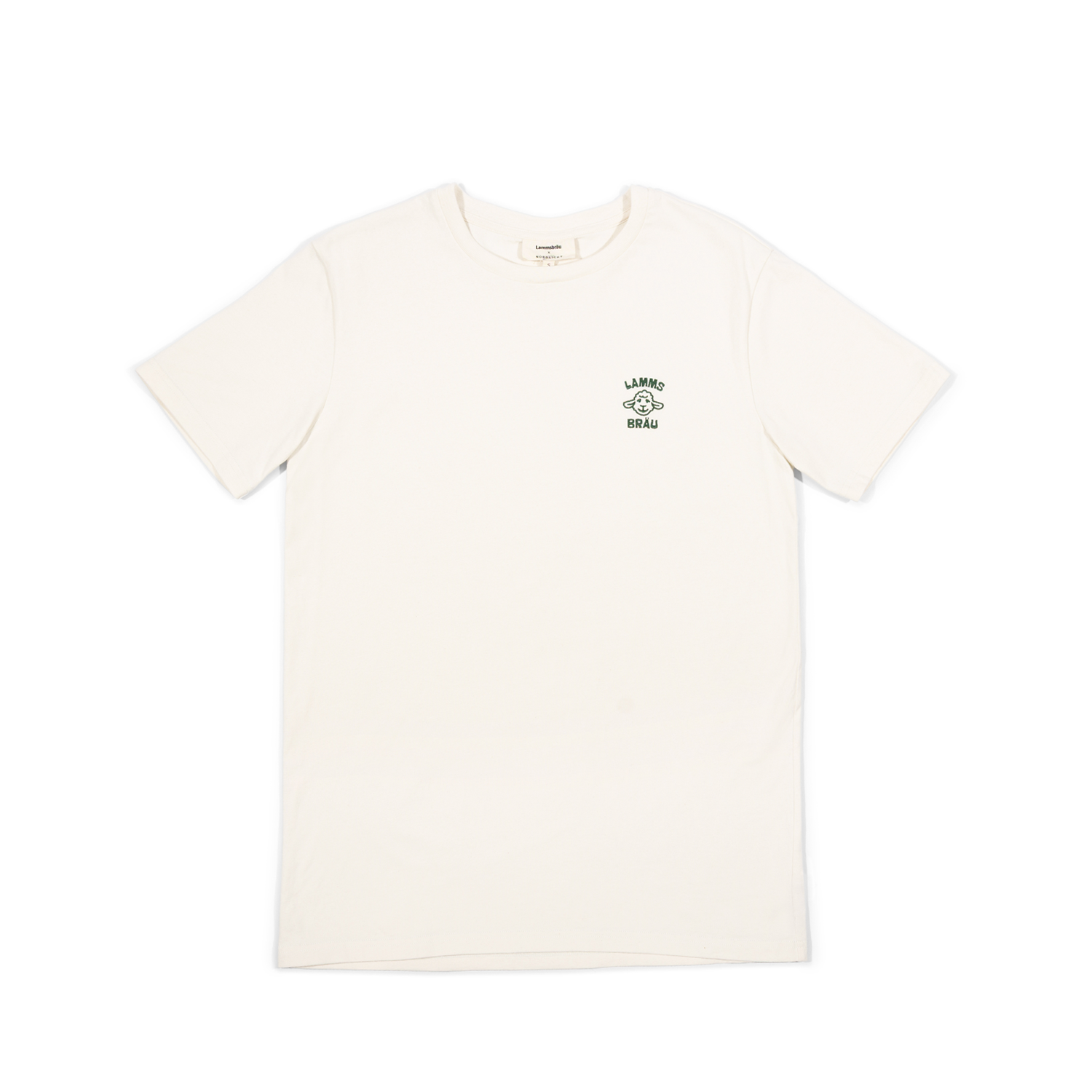 Weißes Kurzarm-T-Shirt in Vorderansicht auf neutralem Hintergrund. Auf der linken Brustseite befindet sich ein kleines grünes Lammsbräu Motiv mit stilisiertem Lamm-Kopf und Schriftzug. Ein beiges Markenlabel ist im Nackenbereich sichtbar.