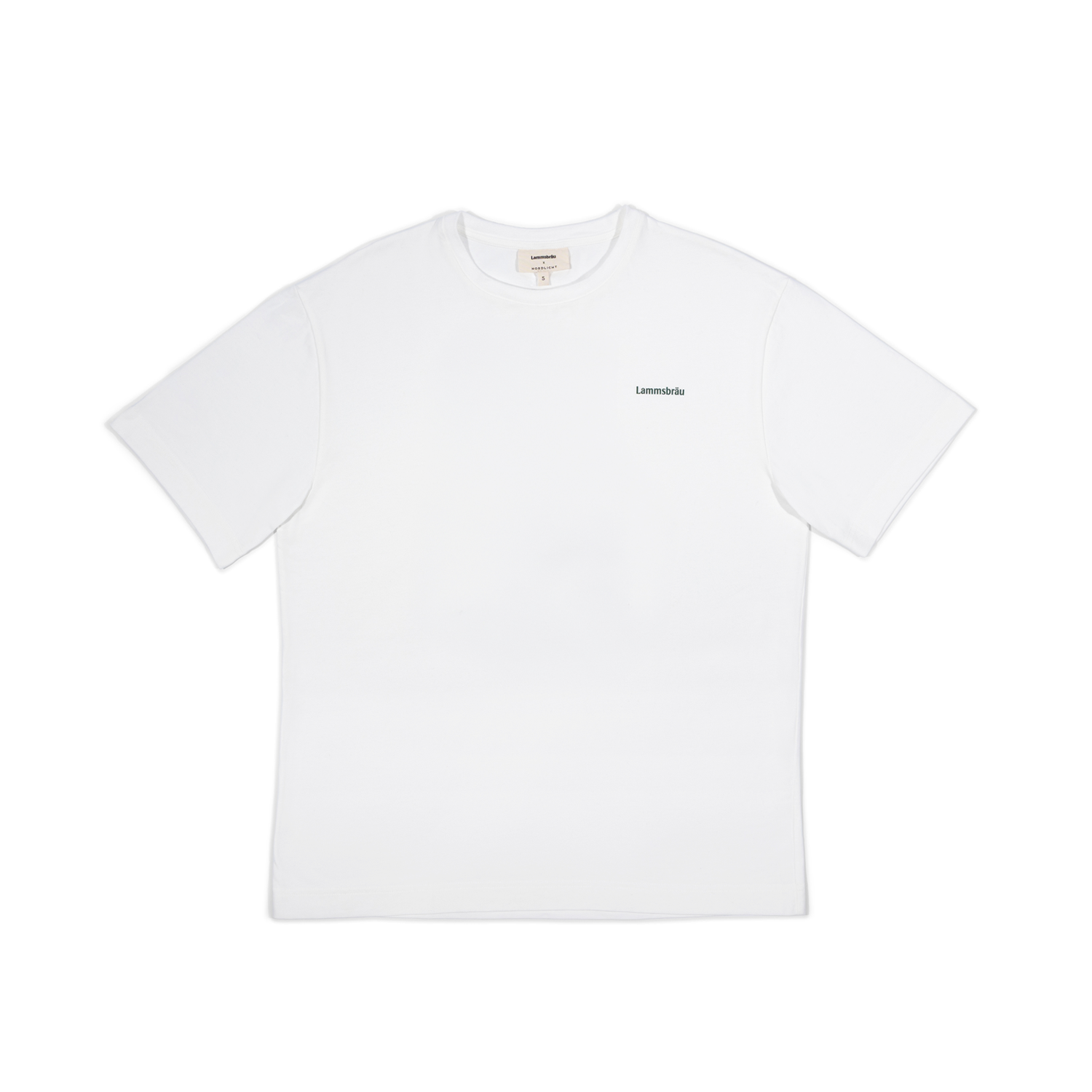Weißes Kurzarm-T-Shirt in Vorderansicht auf neutralem Hintergrund. Auf der rechten Brustseite befindet sich der dunkelgrüne Schriftzug "Lammsbräu" in kleiner Schrift.