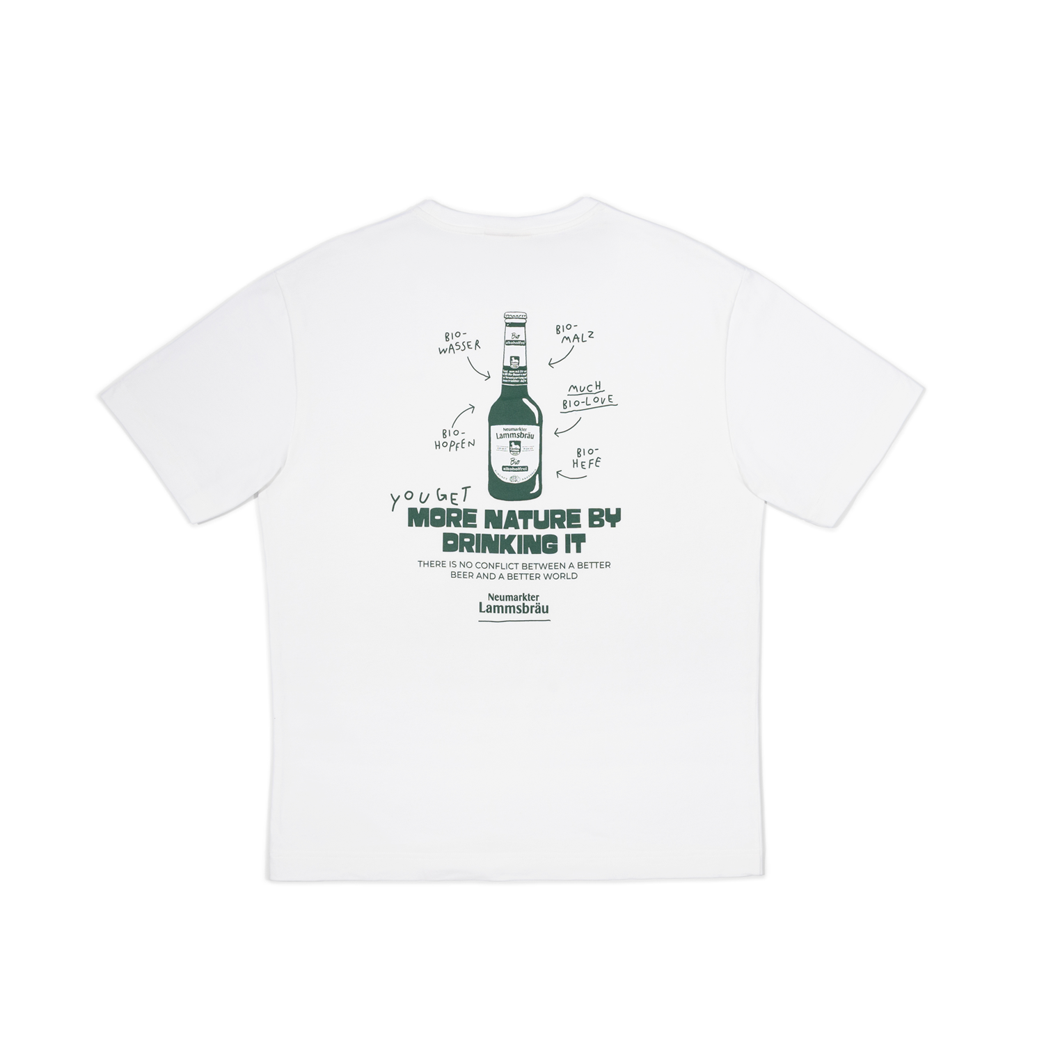 Weißes Kurzarm-T-Shirt in Rückansicht mit großflächigem Druck: eine grüne Lammsbrau-Bierflasche in der Bildmitte, umgeben von handschriftlichen Anmerkungen zu den Zutaten "Bio-Wasser", "Bio-Malz", "Bio-Hopfen" und "Bio-Hefe". Darunter der Text "YOU GET MORE NATURE BY DRINKING IT" in grüner Schrift und unterhalb ein Zusatztext sowie der Schriftzug "Neumarkter Lammsbräu".