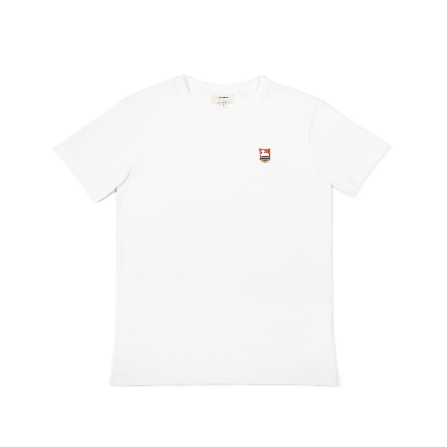 Weißes T-Shirt mit Rundhalsausschnitt und kleinem gedruckten Lammsbräu-Wappen auf der Brust, Vorderansicht auf neutralem Hintergrund.