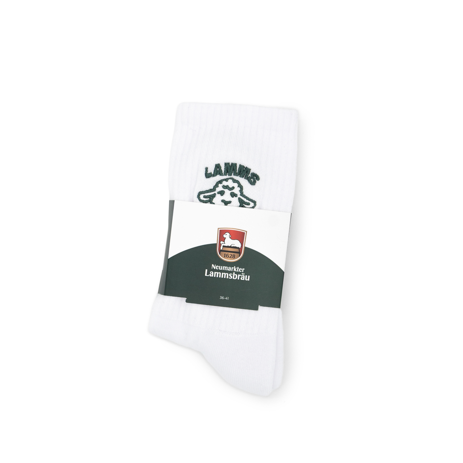 Weiße Socke mit dunkelgrünem Lamm-Motiv in ihrer Produktverpackung mit dunkelgrünem Banderolen-Label, auf dem das Wappen der Brauerei mit Jahreszahl 1628 und Größenangabe abgebildet sind.